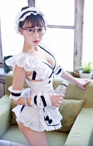 Charming Chinese 18 year-old beauty in..
